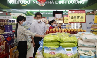 Kích hoạt mùa mua sắm cuối năm: Loạt siêu thị ồ ạt giảm giá