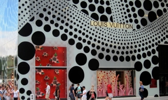 "Nữ hoàng chấm bi" Yayoi Kusama và kỳ vọng doanh thu của Louis Vuitton