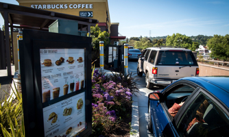 Starbucks và xu hướng "nhà hàng không bàn ghế" tại châu Á