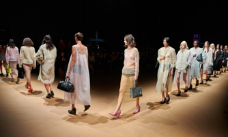 Prada: từ “điêu đứng” tới ngôi vương, khách hàng xa xỉ đã thay đổi?
