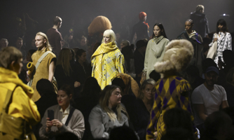 Daniel Lee ngầm khẳng định cuộc cách mạng tại Burberry