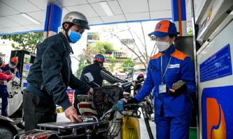 Giá xăng dầu tăng giảm trái chiều