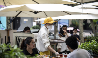Bức tranh đối lập của ngành F&B tại hai thị trường lớn nhất thế giới