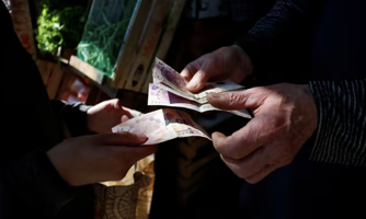 Lạm phát ở Argentina vượt 100%