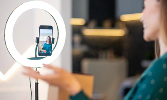 Nhiều doanh nghiệp hồi sinh nhờ “livestream chốt đơn”
