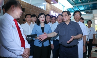 Thủ tướng khảo sát thực tế việc bảo đảm thuốc, vật tư y tế cho bệnh nhân
