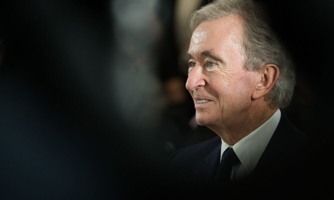 Tài sản của "ông trùm" đồ hiệu Pháp Bernard Arnault lần đầu vượt 200 tỷ USD