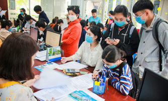 Học phí đại học: Vì sao trường tư công khai, trường công dè dặt?