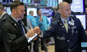Dow Jones tăng hơn 700 điểm, giá dầu "nhảy" 2% sau báo cáo việc làm khả quan