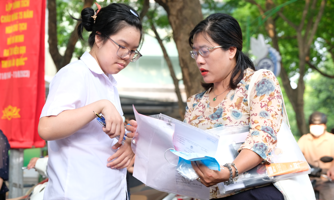 [Phóng sự ảnh]: Sáng nay, hơn 100.000 thí sinh thi vào lớp 10 Hà Nội khởi động với môn Ngữ văn