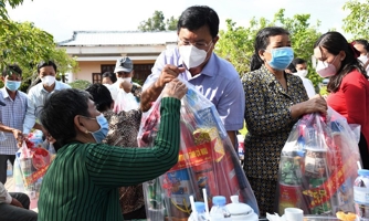 Không để xảy ra tiêu cực trong tặng quà cho người có công dịp 27/7