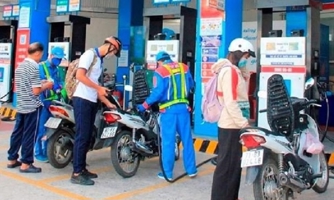 Giá xăng dầu tăng giảm trái chiều
