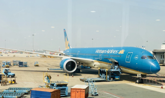 Lãi gộp hai quý đầu năm lên gần 2.900 tỷ đồng, Vietnam Airlines vẫn "nặng" cánh bay