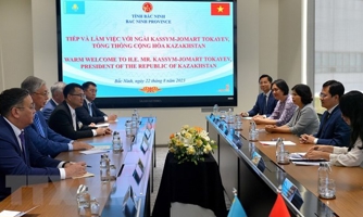 Tổng thống Cộng hòa Kazakhstan Kassym-Jomart Tokayev thăm một số doanh nghiệp tại Bắc Ninh