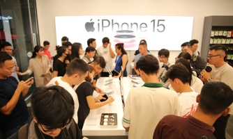 Người Việt háo hức xuyên đêm vì nhận iPhone 15 series sớm nhất