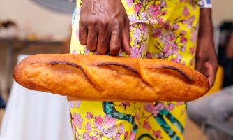 Khi bánh mì và cơm nắm xuất hiện trên sàn diễn xa xỉ