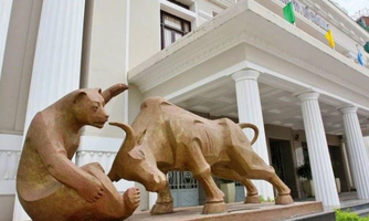 VN-Index  giảm 10,91% trong tháng 10, nhóm ngành nào rơi sâu nhất? 