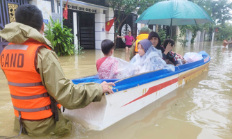 Chủ động bố trí lực lượng, phương tiện để hỗ trợ người dân vùng lũ lụt sơ tán