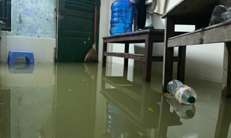 Thành phố Huế "trắng đêm" chạy lụt
