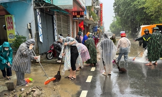 Người dân Huế tất bật dọn vệ sinh môi trường sau mưa lũ