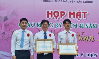 Khen thưởng các thầy cô xin đổi hoa, quà lấy thẻ bảo hiểm y tế cho học sinh nghèo 