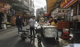 Giá tiêu dùng giảm mạnh, áp lực giảm phát vẫn "ám" Trung Quốc