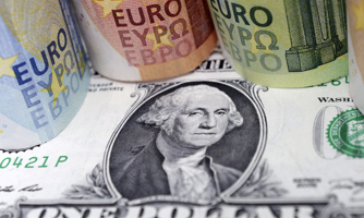 Đồng USD bị bán tháo sau tín hiệu chính sách tiền tệ trái chiều giữa Fed và ECB