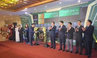 Thứ trưởng Bộ Tài chính Nguyễn Đức Chi đánh cồng khai trương phiên giao dịch chứng khoán đầu năm 2024 tại HNX