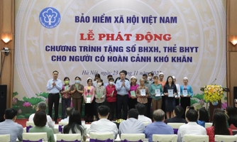 Hơn 20 tỷ đồng tặng sổ bảo hiểm xã hội, thẻ bảo hiểm y tế cho người khó khăn dịp Tết