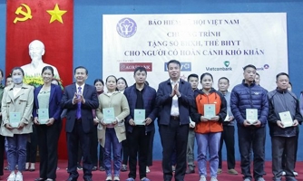 Tặng hơn 200 sổ bảo hiểm xã hội, thẻ bảo hiểm y tế đến người khó khăn tại Hòa Bình