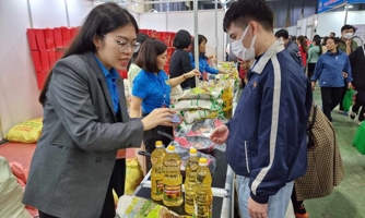 Nhiều hàng hóa được bán giá ưu đãi cho công nhân tại Chợ Tết Công đoàn 2024 