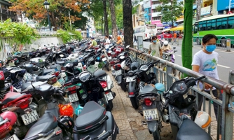 TP.HCM chưa thể thu phí lòng đường, vỉa hè do vướng quy định