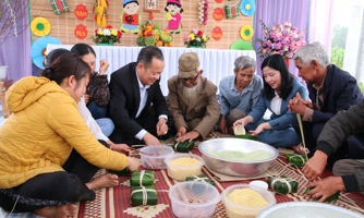 "Bánh chưng xanh - Tết an lành" tại làng chài lên cạn