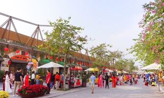 Phố đi bộ Pont de Long Bien hút khách du xuân