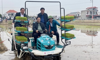 Thủ tướng lái máy cấy, động viên nông dân sản xuất nông nghiệp