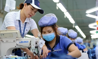 Tiền lương đóng bảo hiểm khu vực Nhà nước cao hơn khối doanh nghiệp gần 10% 