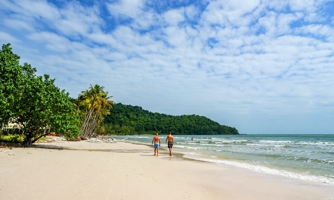 Tăng trần giá vé máy bay, doanh nghiệp bi quan về cao điểm du lịch hè