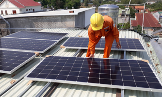Đề xuất điện mặt trời áp mái dùng dư được bán lên lưới điện quốc gia