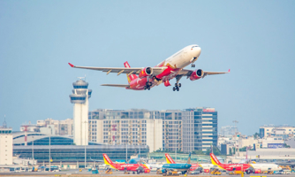 Nghỉ lễ dài ngày, khách mua vé máy bay tăng cao