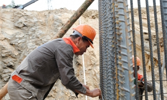 Nắng nóng như "đổ lửa", công nhân vẫn miệt mài làm việc xuyên lễ trên công trường đường dây 500 kV