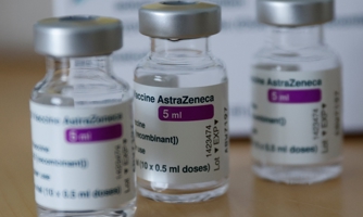Vaccine Covid-19 AstraZeneca gây cục máu đông: Không cần đổ xô đi làm xét nghiệm