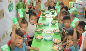 Vinamilk và Quỹ sữa vươn cao Việt Nam năm thứ 17: Thêm nhiều bữa ăn có sữa cho trẻ em