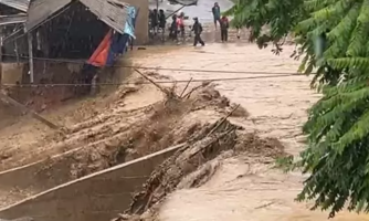 Lũ quét cuốn trôi nhà dân ở huyện miền núi Quan Hóa