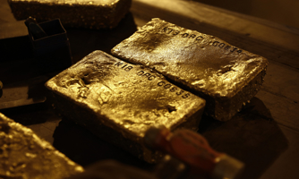 Vàng cầm cự mốc giá 2.400 USD/oz dù bị bán tháo dữ dội