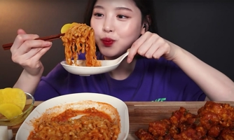 Trào lưu “mukbang” và những hệ luỵ về chế độ ăn uống