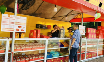 Bánh Trung thu bình dân “lên ngôi” nhưng thị trường vẫn “nóng” chậm