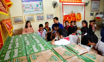 Vinamilk mang Trung thu ấm áp đến trẻ em mọi miền 