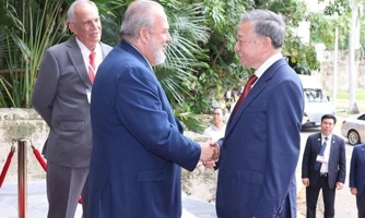 Vietnamese Party and State leader meets with Cuban Prime Minister