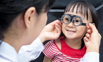 Tỷ lệ mắc tật khúc xạ ở trẻ em Việt Nam ngày càng tăng