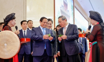 Hai Thủ tướng Việt Nam - Trung Quốc thưởng lãm dân ca Quan họ, tranh dân gian Đông Hồ